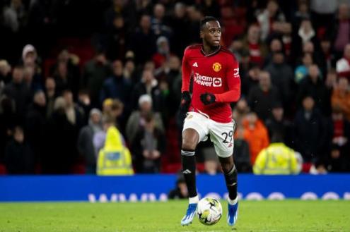 مانشستر يونايتد مهدد بفقدان وان بيساكا في يناير بسبب أمم أفريقيا